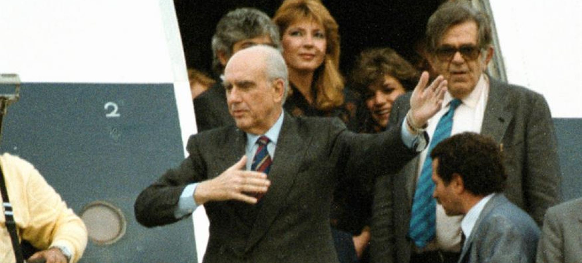 Σαν σήμερα 22 Οκτωβρίου 1988: Το ιστορικό νεύμα του Ανδρέα Παπανδρέου στη Δήμητρα Λιάνη